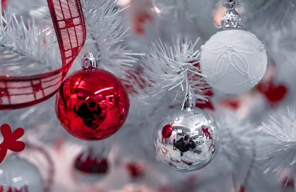 Güzel Noel Kırmızı Gümüşi Toplar Beyaz Bir Noel Ağacında Kurdeleler — Stok fotoğraf