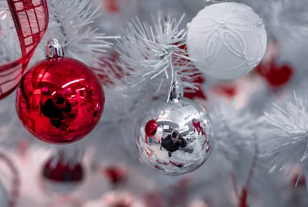 Krásné Vánoční Červené Stříbrné Koule Bílém Vánočním Stromečku Dekoracemi Podobě — Stock fotografie