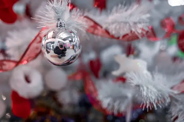 Vackra Jul Röda Och Silver Bollar Vit Julgran Med Dekorationer — Stockfoto