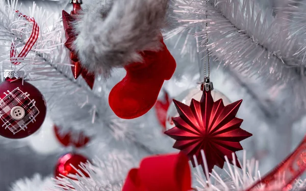 Belle Palle Natale Rosso Argento Albero Natale Bianco Con Decorazioni — Foto Stock