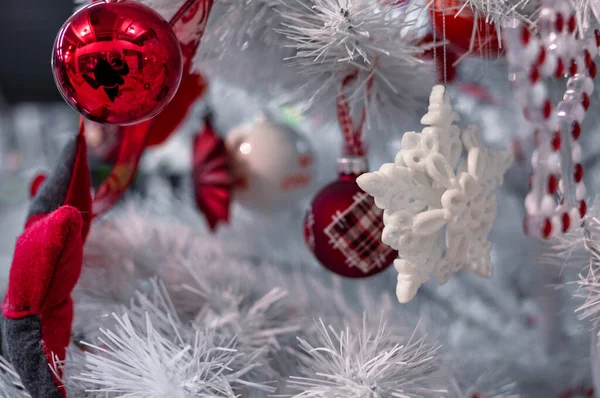 Belas Bolas Natal Vermelho Prata Uma Árvore Natal Branca Com — Fotografia de Stock