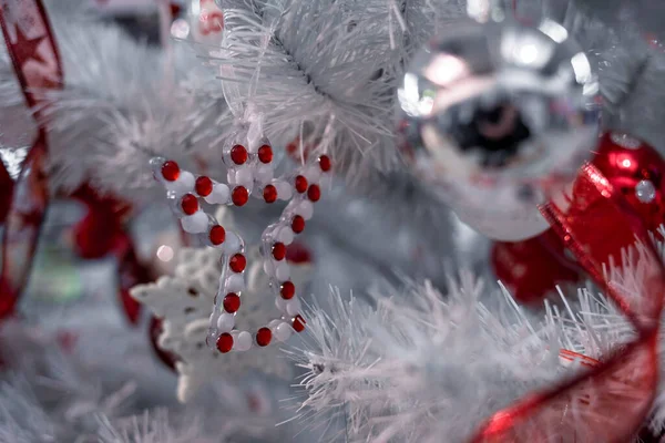 Schöne Rote Und Silberne Weihnachtskugeln Auf Einem Weißen Weihnachtsbaum Mit — Stockfoto