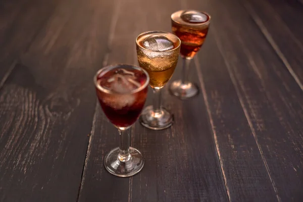 Alkoholhaltiga Drycker Glashögar Ett Träbord Körsbär Nöt Och Citronlikörer — Stockfoto