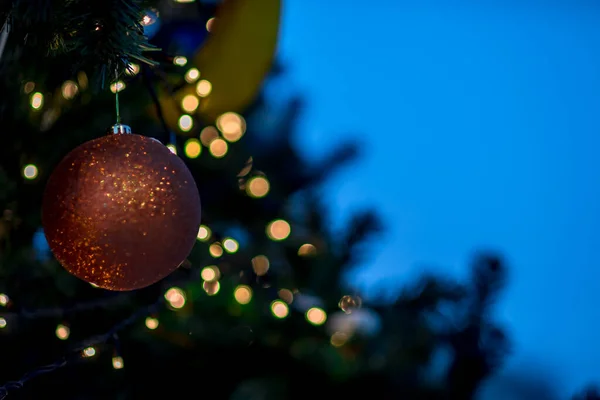 Hermosas Bolas Rojas Plateadas Navidad Árbol Navidad Blanco Con Decoraciones —  Fotos de Stock