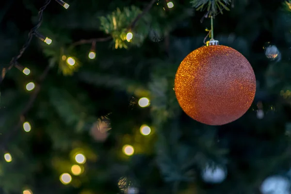 Гарні Червоно Срібні Кульки Білому Різдвяному Дереві Прикрасами Вигляді Стрічок — стокове фото