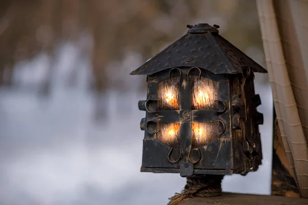 Uma Lanterna Elétrica Metal Rua Forma Uma Cabana Madeira Velha — Fotografia de Stock