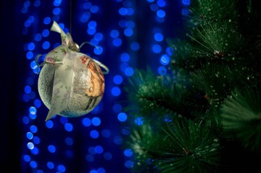 Güzel Noel baloları Mutlu Noeller ve mutlu yıllar için süslenmiş beyaz bir Noel ağacında