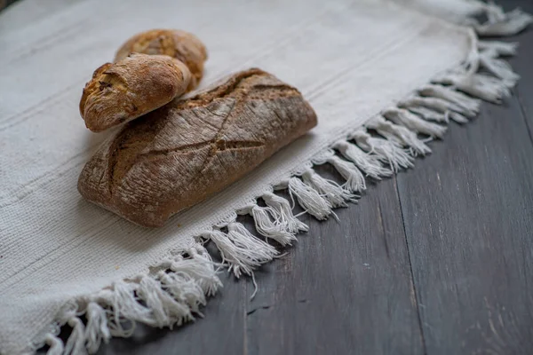 Gebakken Brood Een Zonlicht Met Schaduwen — Stockfoto