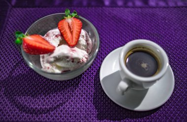 Çilekli tatlı ve Sabah Kahvesi