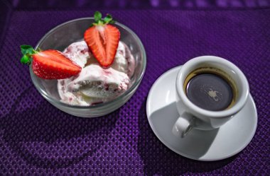 Çilekli tatlı ve Sabah Kahvesi