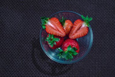 Farklı arka planda çilekli bir fincan kahve.