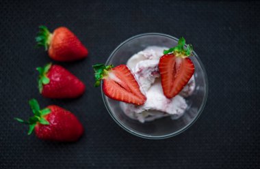 Farklı arka planda çilekli bir fincan kahve.