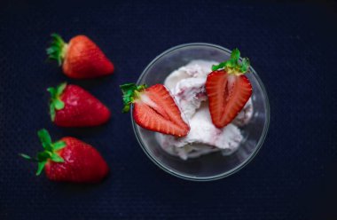 Farklı arka planda çilekli bir fincan kahve.