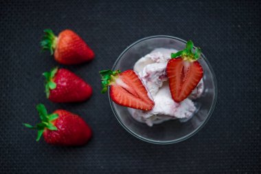 Farklı arka planda çilekli bir fincan kahve.