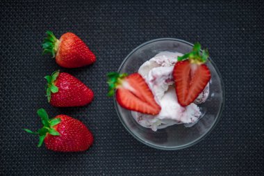 Farklı arka planda çilekli bir fincan kahve.