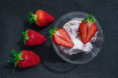 Farklı arka planda çilekli bir fincan kahve.