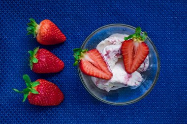 Farklı arka planda çilekli bir fincan kahve.