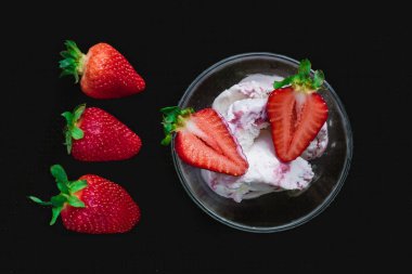 Farklı arka planda çilekli bir fincan kahve.