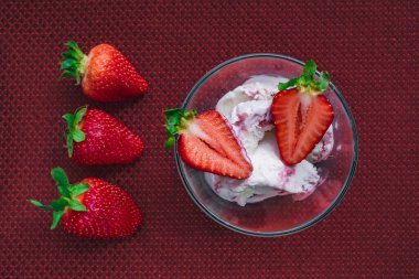 Farklı arka planda çilekli bir fincan kahve.