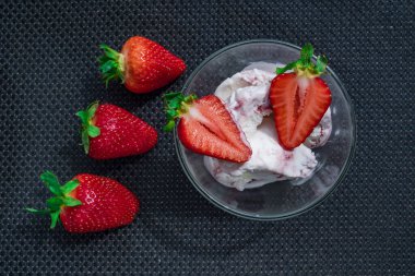 Farklı arka planda çilekli bir fincan kahve.