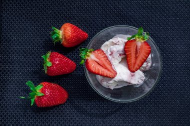 Farklı arka planda çilekli bir fincan kahve.