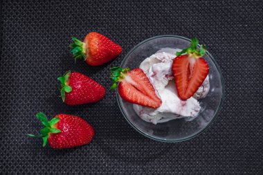 Farklı arka planda çilekli bir fincan kahve.