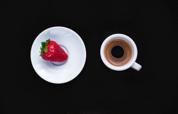 Egy Csésze Kávé Egy Kis Eper Különböző Háttérrel — Stock Fotó