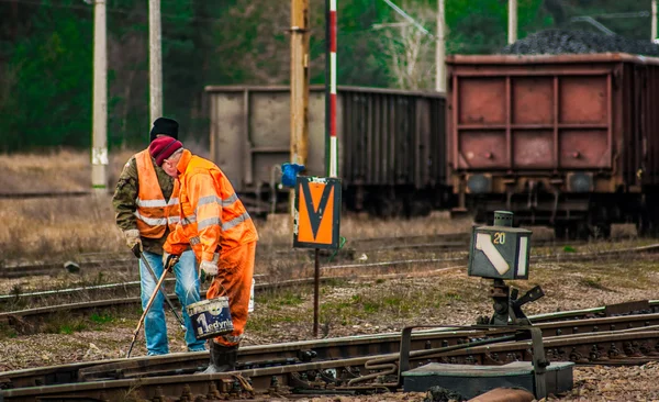 Railway workers on the tracks — Stock Photo, Image