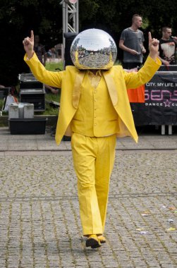 sokakta dans disko topu adam