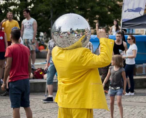 Disco Ball Man dancing in the street — Stock Photo, Image