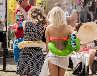 seksi kolej kızlar şişme plaj oyuncakları ile geri.