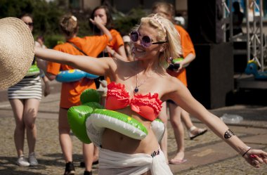  seksi üniversiteli kız ile şişme beach oyuncak