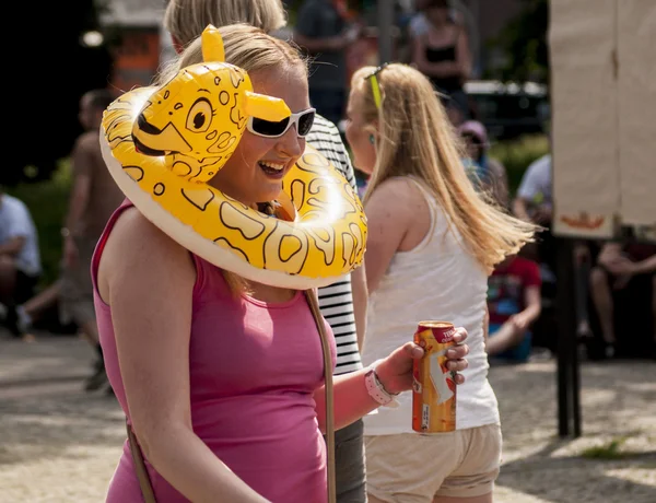Una chica con una cerveza y un juguete de playa inflable — Foto de Stock