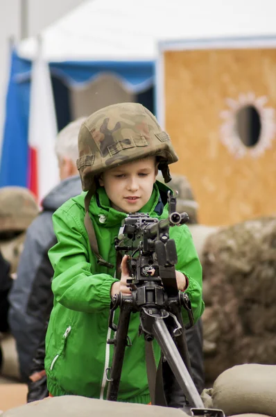 Young boy with machine gun — Stock Photo, Image