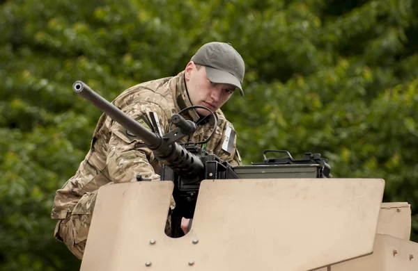 Onbekende soldaat met machine gun — Stockfoto