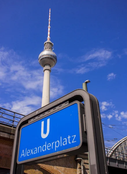 Metro station berlin alexanderplatz en televisie toren — Stockfoto