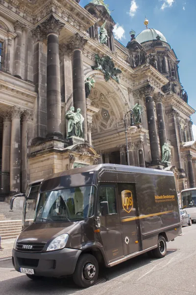 United Parcel Service (UPS) delivery car on a street — Stock Photo, Image