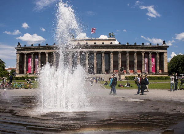 Het oude museum in Berlijn met fontain — Stockfoto