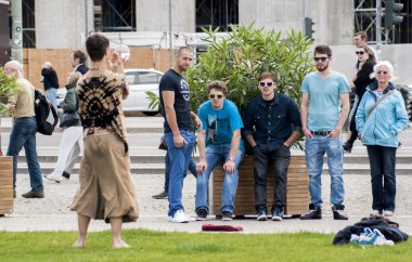 sokak sanatçı unter den linden Berlin olarak performansını