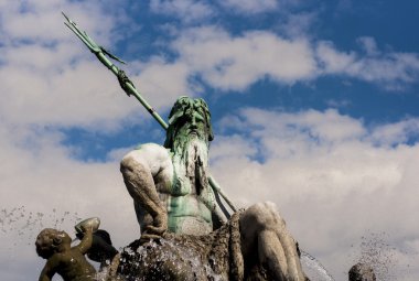 Berlin Neptunbrunnen (Neptün Çeşmesi)
