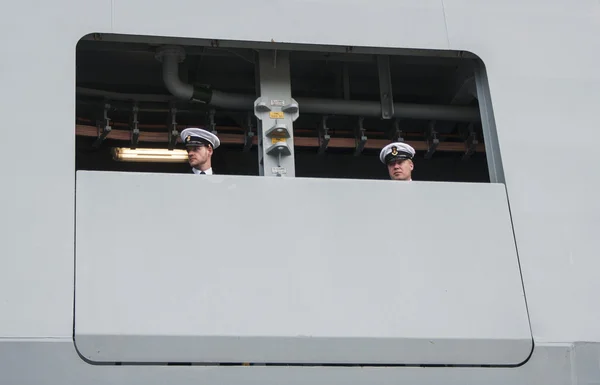 Dva námořníci dánská fregata hdms niels juel (f363) — Stock fotografie