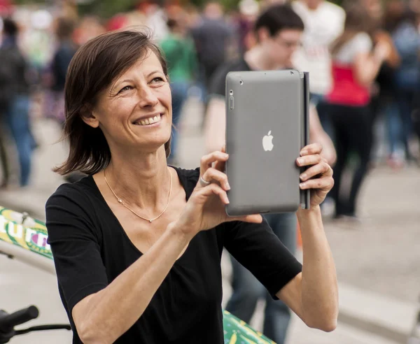 Woman Taking Photo with Ipad — Stock Photo, Image