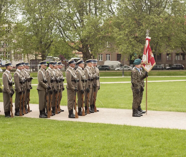 Polish soldiers preparing to parade — Stock Photo, Image