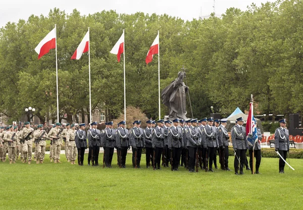 Pools politie voorbereiden op parade — Stockfoto