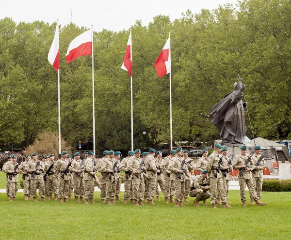 폴란드어 군인 퍼레이드 준비 — Stockfoto