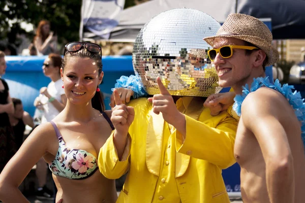 Mirror ball man posing for photos with two students — Stock Photo, Image