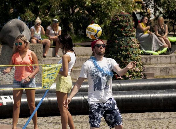 Voleibol de praia na calçada — Fotografia de Stock