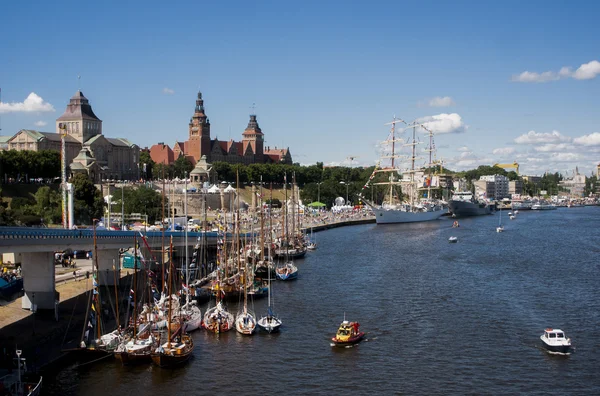 O veleiro "Dar Mlodziezy" durante a vela Szczecin — Fotografia de Stock