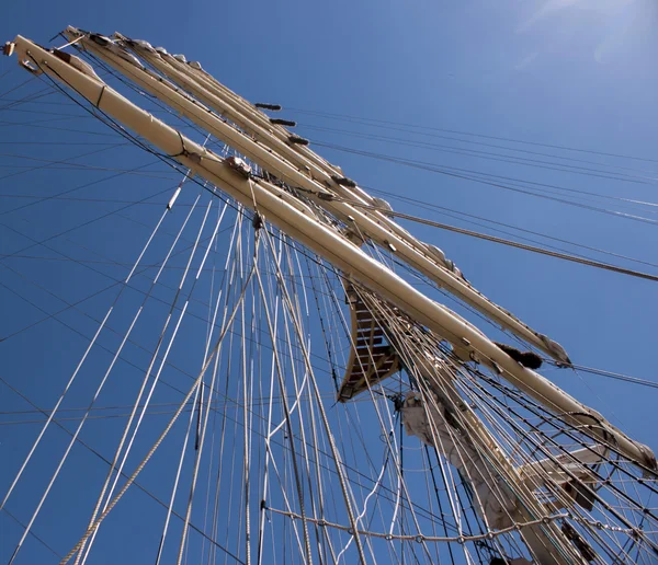 Schip mast op blauwe hemel — Stockfoto