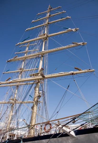 Schip mast op blauwe hemel — Stockfoto